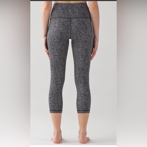 Lululemon Wunder Under Crop (Hi-Rise) (21") Ripple Jacquard Black White 2 EUC - Picture 2 of 5